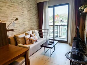 Living area - 1 BR 5mins to Walking street Pool view Unixx Condo (Muang Pattaya)