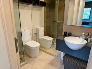 Shower - 1 BR 5mins to Walking street Pool view Unixx Condo (Muang Pattaya)