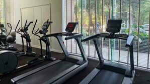 Ett gym med löpband, crosstrainers och träningsbollar.