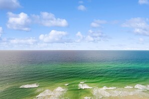 On the beach - 22nd-floor beachfront condo with Gulf views, hot tub, pools, sauna, gym, balcony (Panama City Beach)