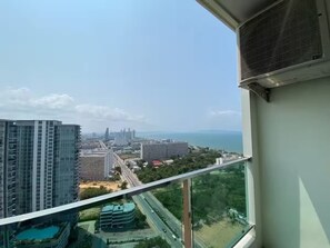 Property grounds - 1 BR 5mins to beach high floor Dusit Grand Condo (Muang Pattaya)