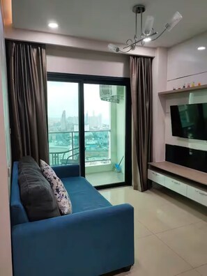 Living area - 1 BR 5mins to beach high floor Dusit Grand Condo (Muang Pattaya)