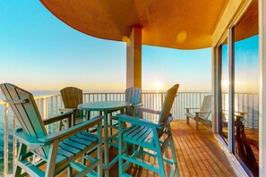 Outdoor dining - Spacious high-rise condo with stunning beachfront views, pools & hot tubs (Panama City Beach)