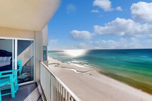 Ein Balkon mit Blick auf den Ozean und einen Steg.