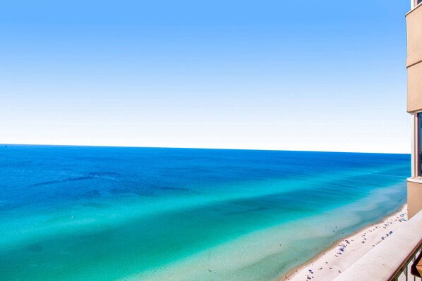 On the beach - Waterfront condo with furnished balcony, hot tub, pools & gym (Panama City Beach)