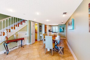 Dining - 7th-floor, Gulf-front condo with views - close to dining (Perdido Key)