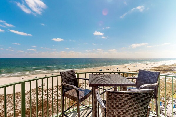Outdoor dining - 7th-floor, Gulf-front condo with views - close to dining (Perdido Key)