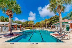 Pool - Spacious beach condo with shared pool near shops/dining/entertainment (Miramar Beach)