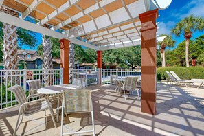 Outdoor dining - Spacious beach condo with shared pool near shops/dining/entertainment (Miramar Beach)