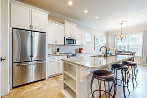 Fridge, microwave, oven, stovetop - Waterfront retreat with heated pool, tennis, golf, & golf carts (Miramar Beach)