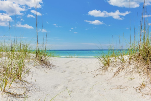 Beach nearby - Beach house w/shared pool, on-site golf, and six-seater golf cart (Miramar Beach)