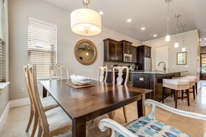 Dining - Beach house w/shared pool, on-site golf, and six-seater golf cart (Miramar Beach)