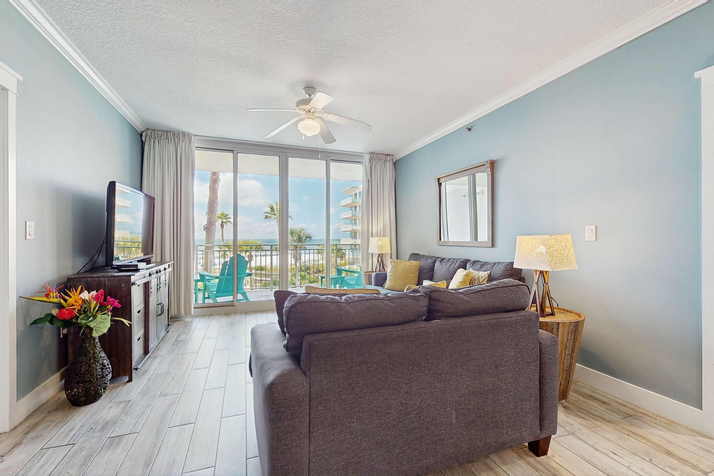 Televisión, reproductor de DVD y oficina 