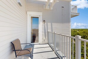 Terrace/patio - Modern comfort at the Grand with on-site pool, hot tub & fitness center (Miramar Beach)
