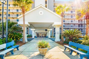 Exterior - Updated beachfront condo with beach setup - quick drive to entertainment! (Fort Walton Beach)