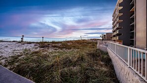 Et kysthotel med udsigt til strand og hav.
