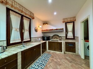 Fridge, microwave, oven, stovetop - La Rosa Dei Venti Scirocco Apartment nestled in the Tuscan countryside (Casale Marittimo)