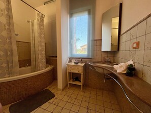 Shower, hair dryer, bidet, towels - La Rosa Dei Venti Scirocco Apartment nestled in the Tuscan countryside (Casale Marittimo)