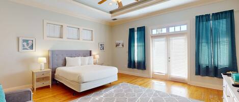 Tabla de planchar con plancha, cuna de viaje, wifi y ropa de cama