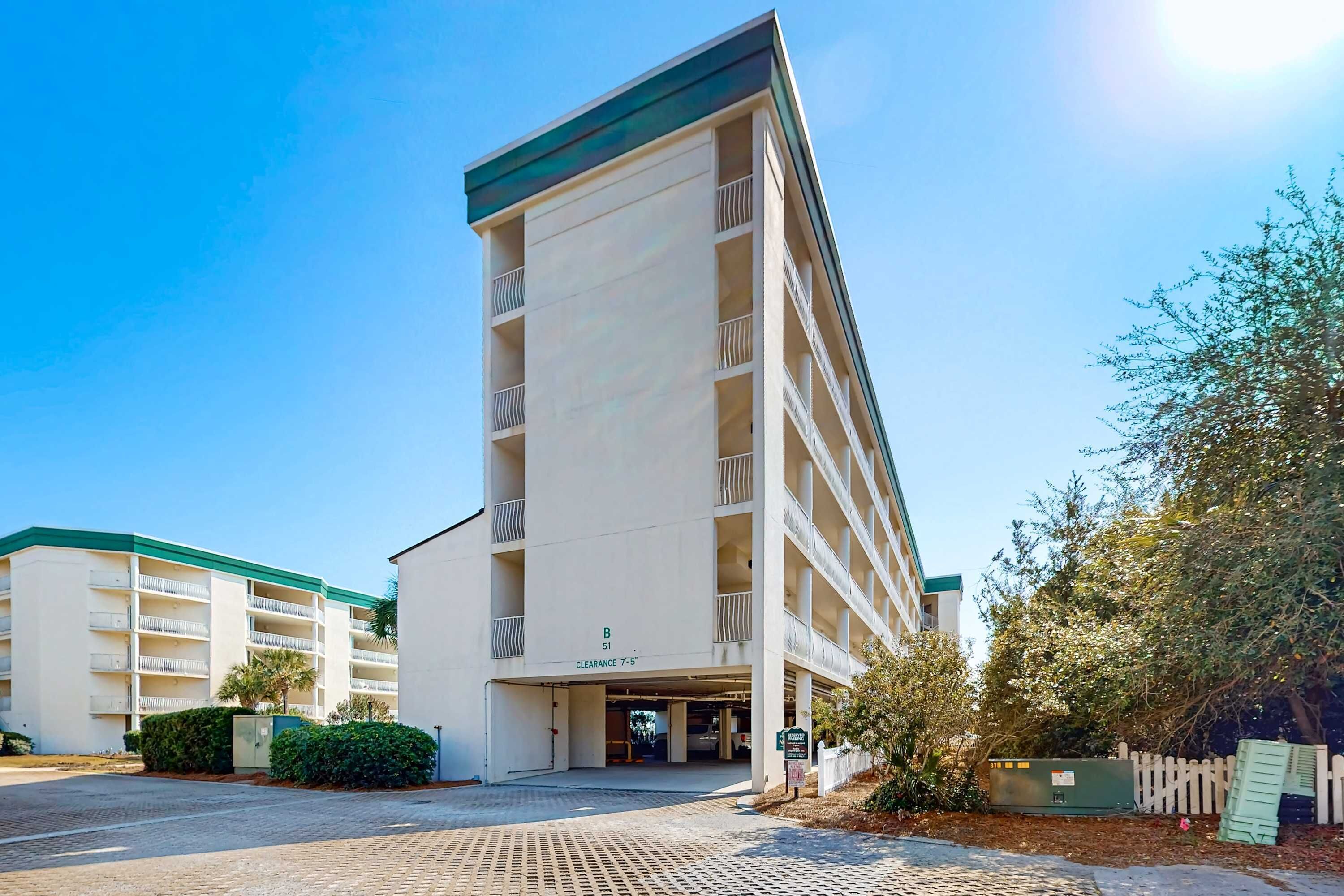 Un hôtel à plusieurs étages doté d’un parking couvert, et d’un panneau indiquant « B » et « Hauteur libre : 7 m 50 ».