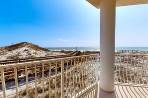 Property grounds - Ground floor beachfront condo with shared pool and beach access (Santa Rosa Beach)