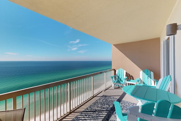 Property grounds - Gorgeous beachfront condo, shared pool and beach access (Panama City Beach)