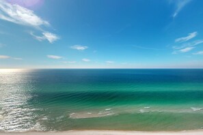 On the beach - Gorgeous beachfront condo, shared pool and beach access (Panama City Beach)