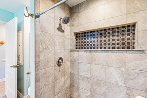Shower, hair dryer, towels - Cozy coastal condo with W/D, shared pool and beach access (Panama City Beach)