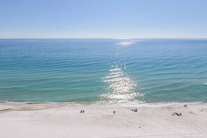 On the beach - 16th-floor oceanfront condo with ocean view, WiFi, and hot tub/pool (Panama City Beach)