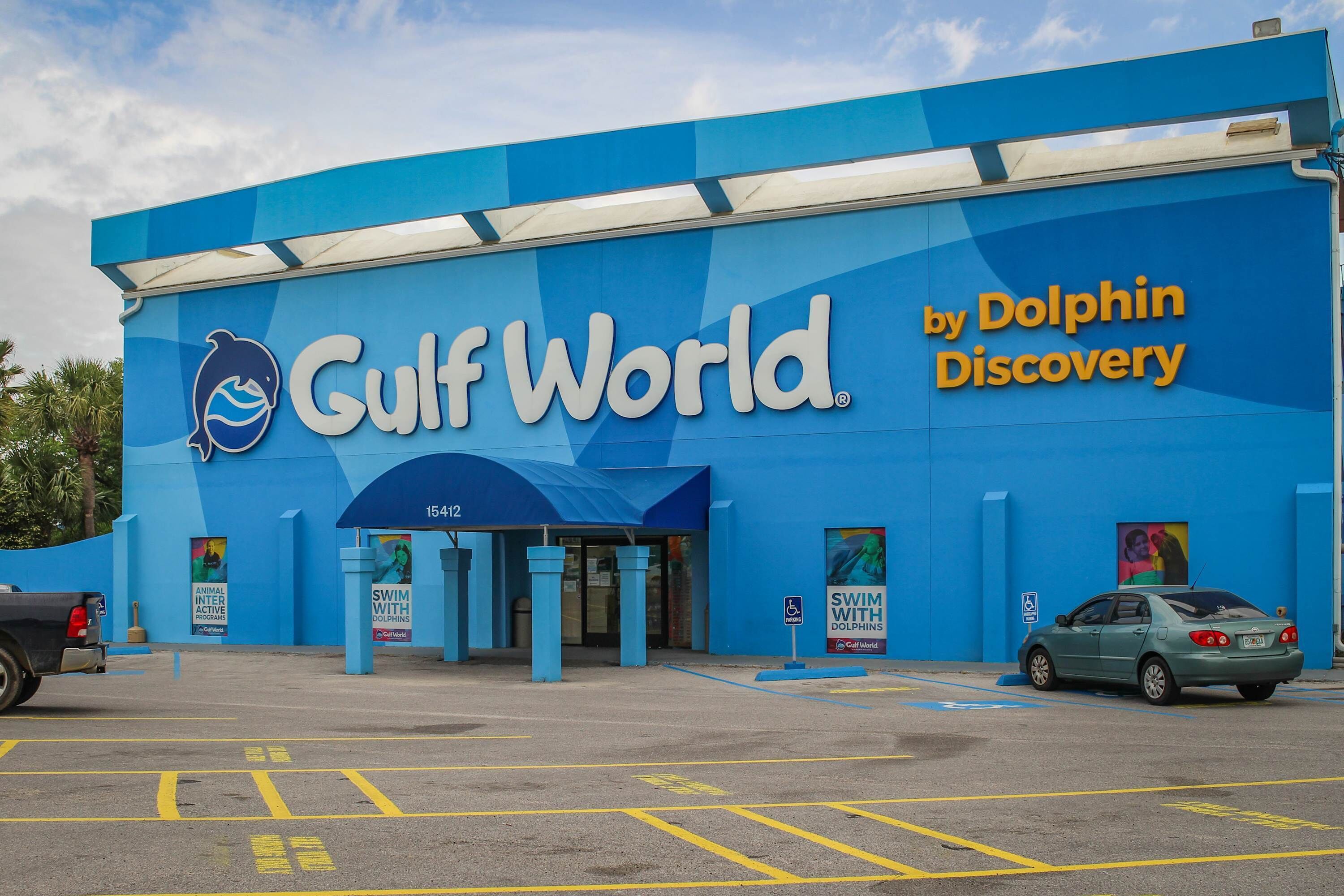 Ein Gebäude mit blauer Fassade und der Aufschrift 'Gulf World by Dolphin Discovery'.
