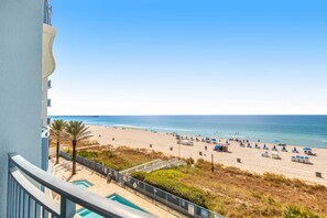 On the beach - Gulf-front condo with seasonal beach service, pool, hot tub & gym (Panama City Beach)