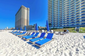 On the beach - Gulf-front condo with seasonal beach service, pool, hot tub & gym (Panama City Beach)