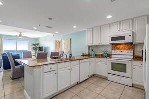 Fridge, microwave, oven, stovetop - Spacious condo with breathtaking views & convenient location (Panama City Beach)