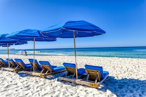 On the beach - Spacious condo with breathtaking views & convenient location (Panama City Beach)