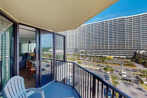 Property grounds - Beautiful beachfront condo with private balcony and shared pool (Panama City Beach)