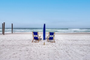 On the beach - Second-Floor Gulf Front Condo with Shared Pool & Boardwalk in the Heart of Destin (Destin)