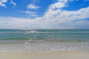 A beach with clear blue water and a sandy shore. - Coastline view 2-bedroom plus bunks with beautiful decor & pickleball (Santa Rosa Beach)