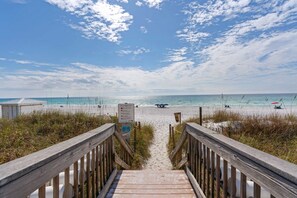 On the beach - Coastline view 2-bedroom plus bunks with beautiful decor & pickleball (Santa Rosa Beach)