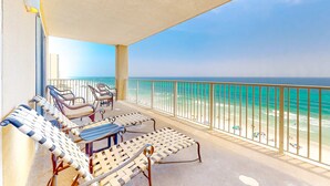 Un balcone con poltrone relax e vista sull'oceano.