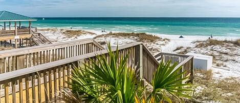 بالقرب من الشاطئ