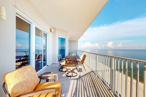 Outdoor dining - Inviting Gulf-front condo In Perdido Key with waterfront pool/hot tub and oceanfront balcony (Perdido Key)