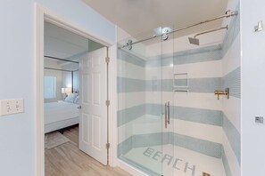 Shower, towels - Comfortable Gulf-front condo with beach chairs - near dining (Fort Walton Beach)