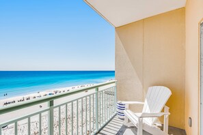 Property grounds - Comfortable Gulf-front condo with beach chairs - near dining (Fort Walton Beach)