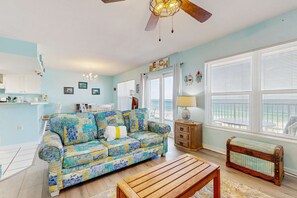 TV, DVD player, offices - Gulf-front condo with pool, views, large balcony & AC - close to entertainment (Fort Walton Beach)
