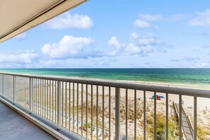 Property grounds - Gulf-front condo with pool, views, large balcony & AC - close to entertainment (Fort Walton Beach)
