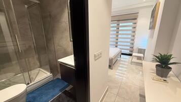 Luxury Apartment, City View | Bathroom