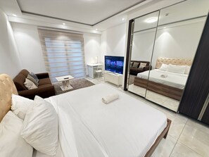 Apartamento superluxo, vista para a cidade | Ferros/tábuas de passar roupa, Wi-Fi de cortesia
