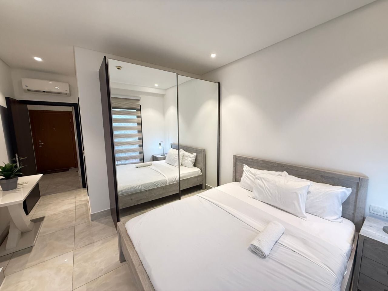 Apartamento superluxo, vista para a cidade | Ferros/tábuas de passar roupa, Wi-Fi de cortesia