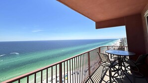 Ein Balkon mit Blick auf Meer und Strand.