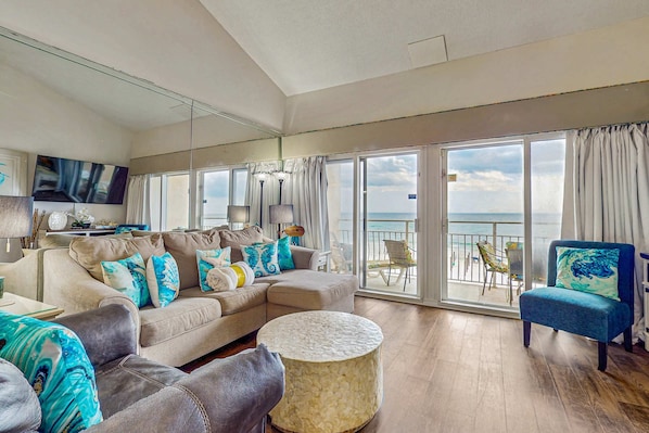 TV, DVD player, offices - Gulf-front third-floor condo with WiFi, pool, beach boardwalk & central AC (Destin)